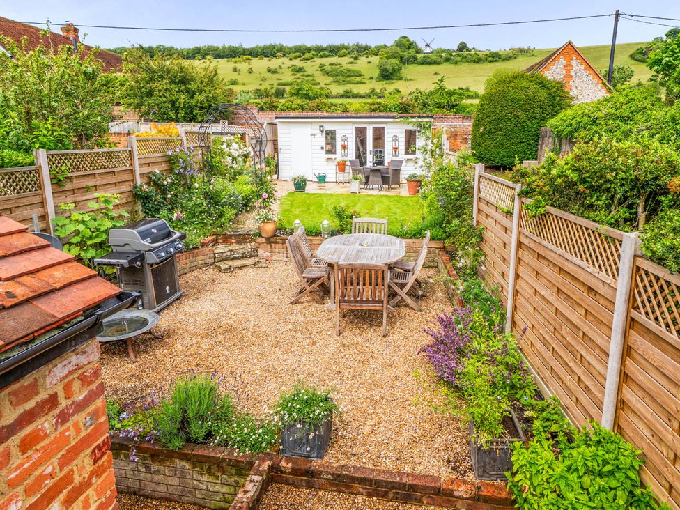 A garden with a table and chairs in Cottage Sleeps 4 with Enclosed Garden Turville near Henley-On-Thames