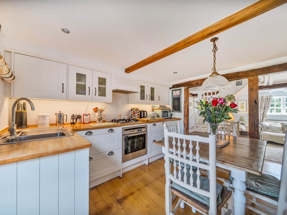 A kitchen with dining table and chairs at Cottage Sleeps 4 with Enclosed Garden in Turville near Henley-On-Thames