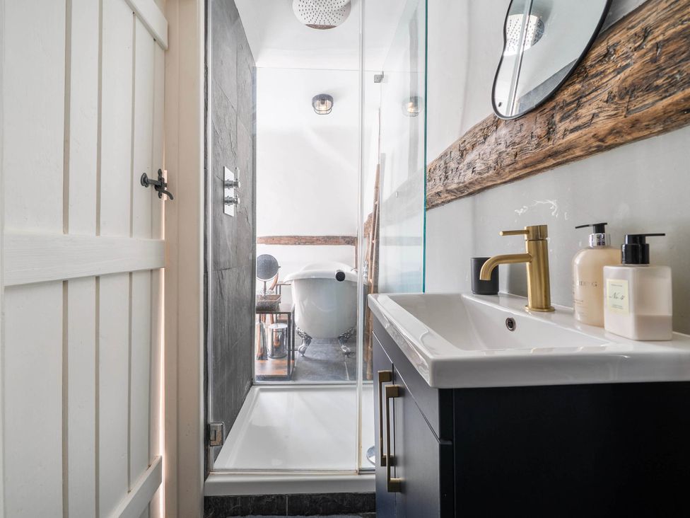 A bathroom with a shower and bathtub at Cottage Sleeps 4 with Enclosed Garden Turville near Henley-On-Thames