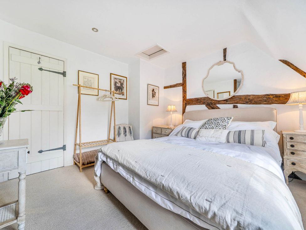 A bedroom with a bed and bedside tables at Cottage Sleeps 4 with Enclosed Garden in Turville near Henley-On-Thames