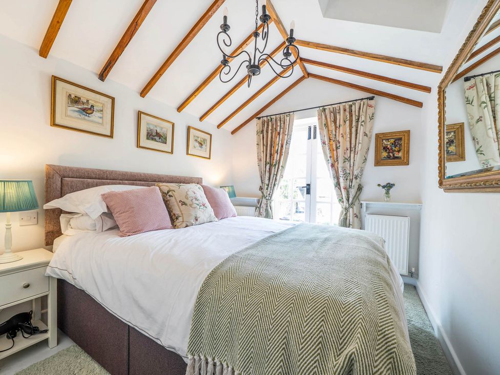 A bedroom with a bed and bedside lamps at Cottage Sleeps 4 with Enclosed Garden Turville near Henley-On-Thames