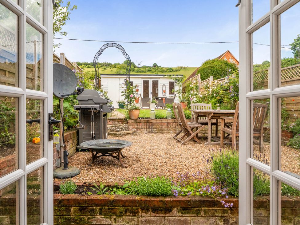 A garden with a table and chairs at Cottage Sleeps 4 with Enclosed Garden in Turville near Henley-On-Thames