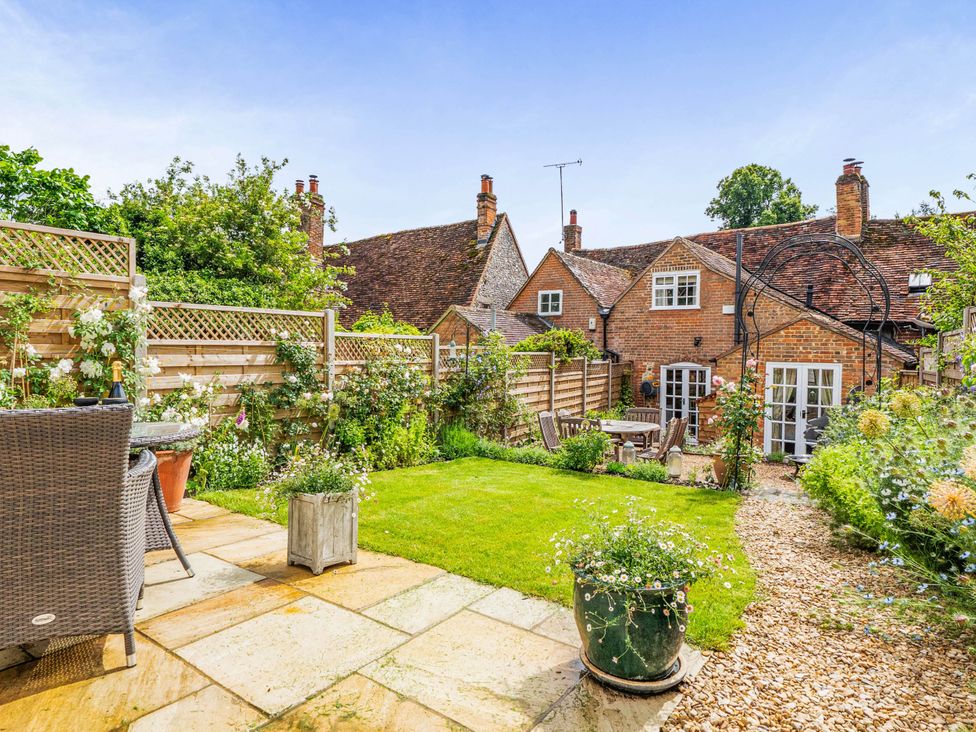 A garden with seating area and plants at Cottage Sleeps 4 with Enclosed Garden Turville near Henley-On-Thames