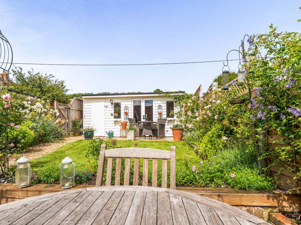 A garden with table and chairs at Cottage Sleeps 4 with Enclosed Garden in Turville near Henley-On-Thames