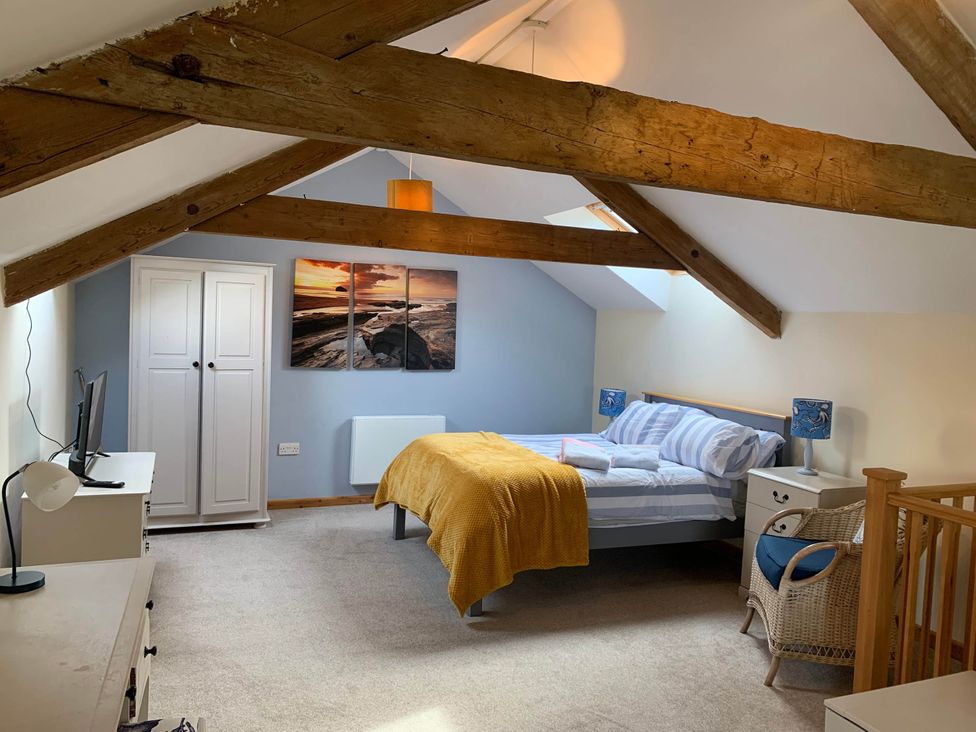 A bedroom with a bed and wardrobe at 1 bed cottage Parking Patio close to coasts Coads Green near Launceston