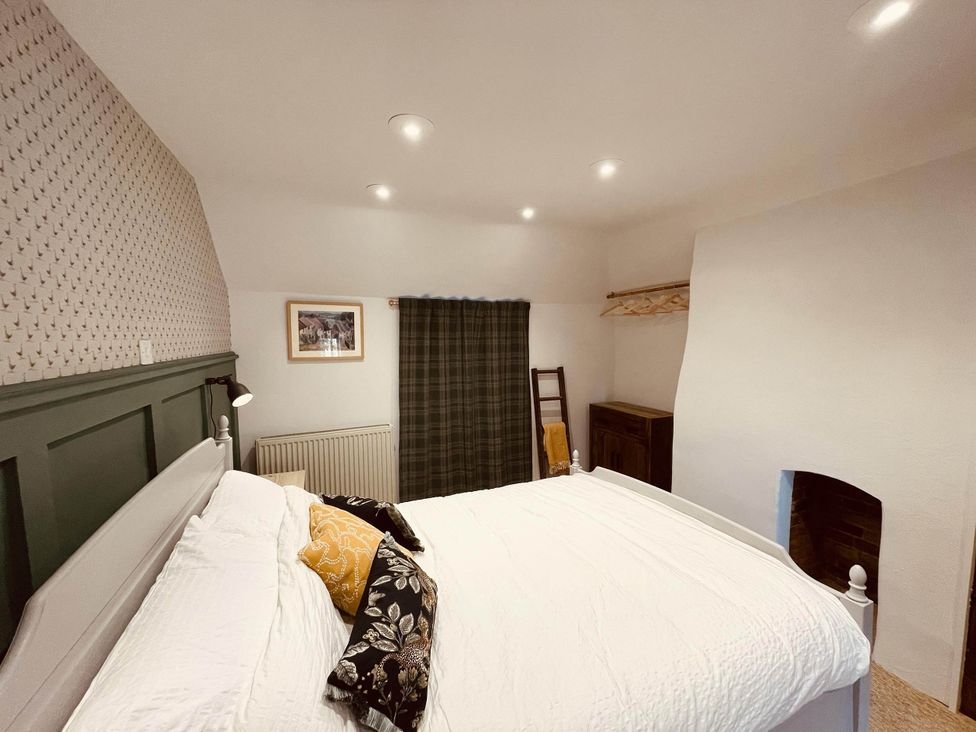 A bedroom with a bed and shelf at Charming Cottage Sleeps 4 with Sauna in Shaftesbury