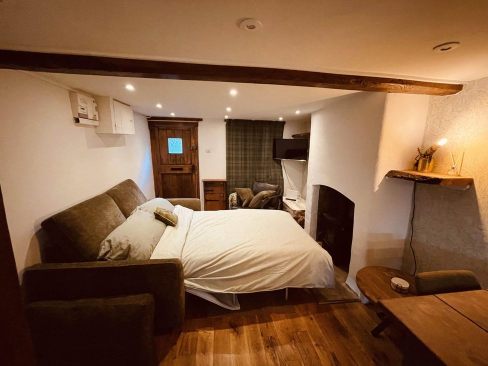 A bedroom with a bed and furniture at Charming Cottage Sleeps 4 with Sauna in Shaftesbury