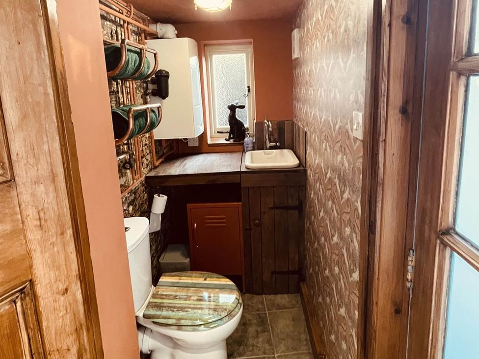 A bathroom with toilet and sink at Charming Cottage Sleeps 4 with Sauna in Shaftesbury