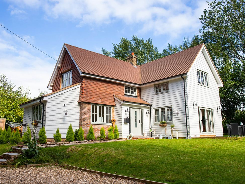 A house with a garden and pathway at 5Bed 10Guests Fireplace HotTub Pets ok Parking in Battle