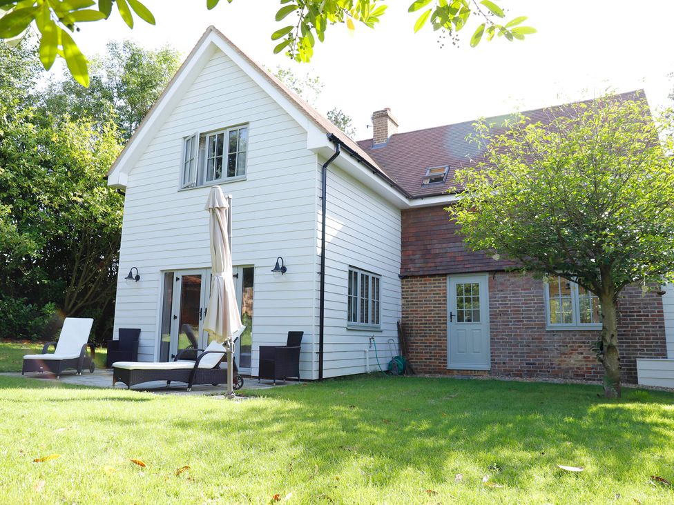 A house with a lawn and patio umbrella at 5Bed 10Guests Fireplace HotTub Pets ok Parking in Battle