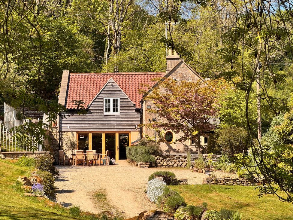 A house with garden and patio at Cotswolds AoNB Cottage Modern Renovation Sleeps8, Combe Hay Lane near Bath