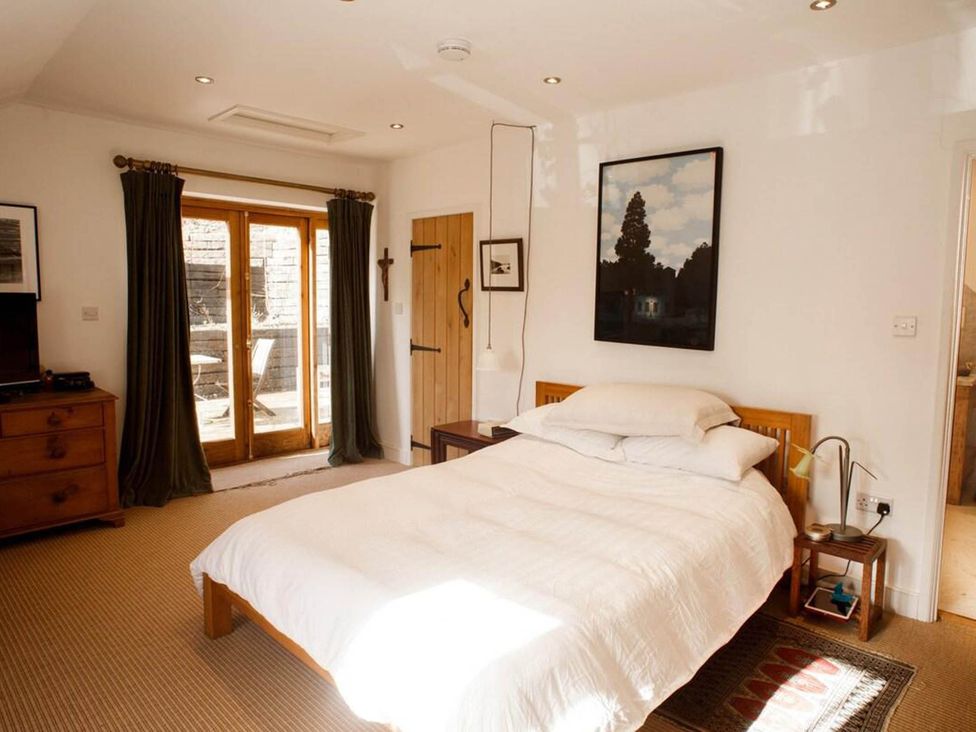 A bedroom with a bed and chest of drawers at Cotswolds AoNB Cottage Modern Renovation Sleeps8 Combe Hay Lane near Bath