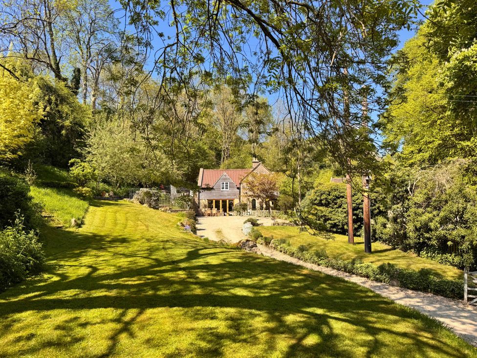 An outdoor view of a house surrounded by greenery at Cotswolds AoNB Cottage Modern Renovation Sleeps8 Combe Hay Lane near Bath