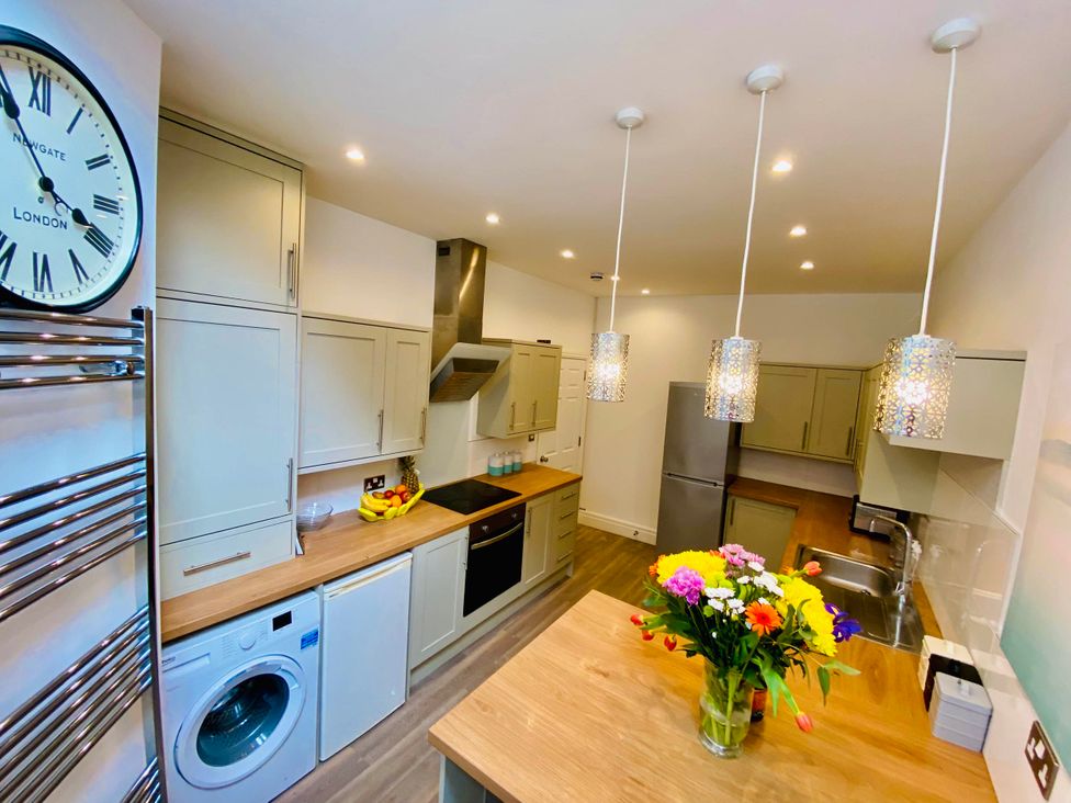A kitchen with appliances and a fruit bowl at Blackpool 4 Beds Sleeps 10 Pet Friendly in Blackpool