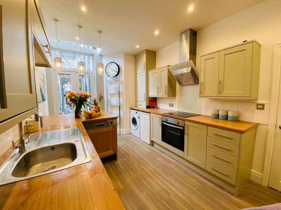 A kitchen with appliances and a fruit bowl at Blackpool 4 Beds Sleeps 10 Pet Friendly in Blackpool
