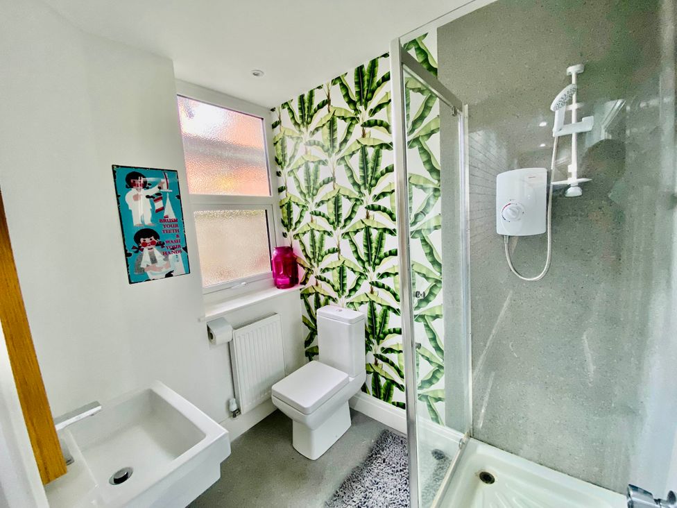 A bathroom with a sink, toilet, and shower at Blackpool 4 Beds Sleeps 10 Pet Friendly, Blackpool