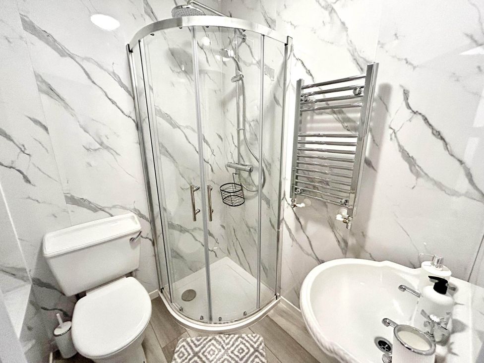 A bathroom with a shower, toilet, and sink at 6 Guests 3Bed House in Chester-Le-Street