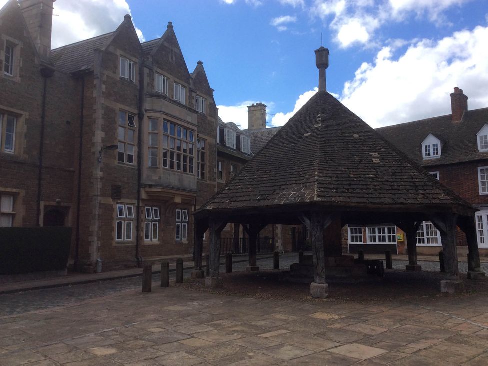 An outdoor area with a gazebo and stone buildings at Cozy Nook boutique Cottage in Oakham