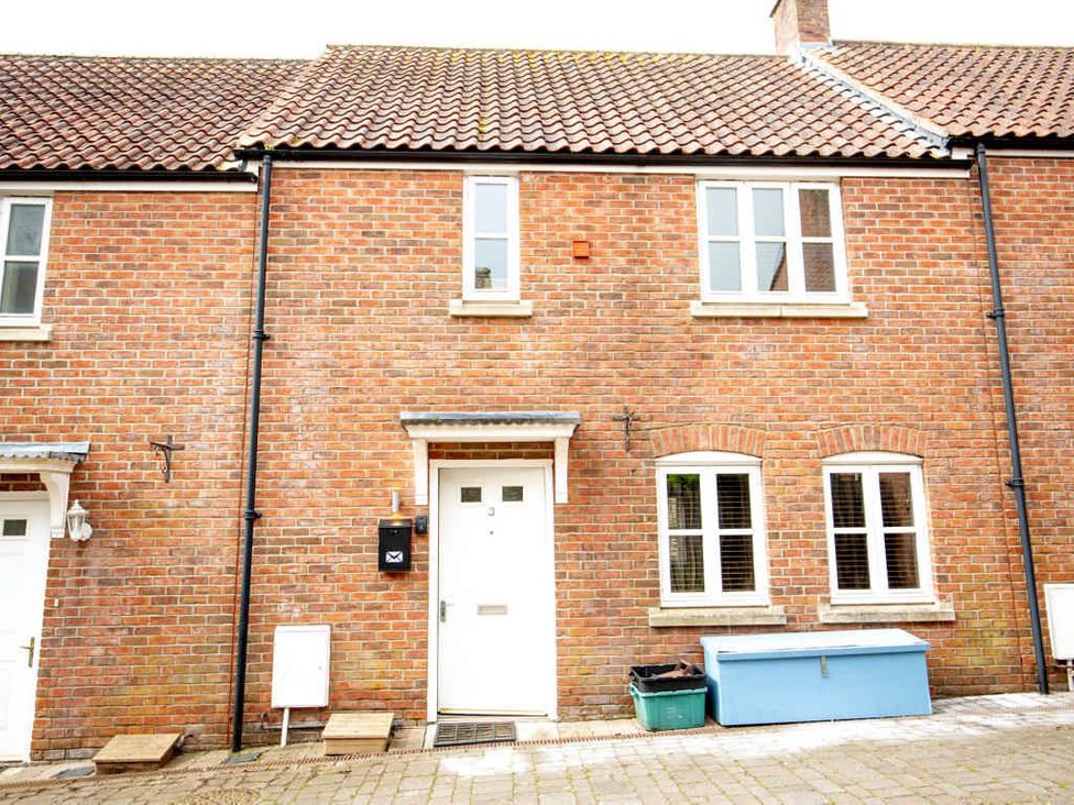A brick facade with a front door and windows at House Sleeps 4 with Parking and Garden in Glastonbury