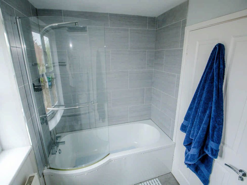 A bathroom with a bathtub and shower at House Sleeps 4 with Parking and Garden in Glastonbury