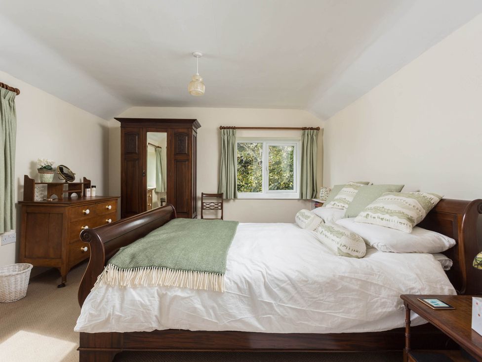 A bedroom with a bed and wardrobe at Stunning 3 Bedroom Cottage near Historic York Ampleforth