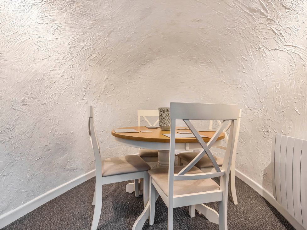 A dining room with a table and chairs at Cottage Sleeps 6 Pet friendly Patio in Saint Austell