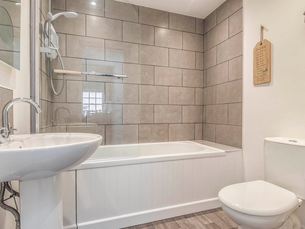 A bathroom with a bathtub, sink, and toilet at Cottage Sleeps 6 Pet friendly Patio in Saint Austell