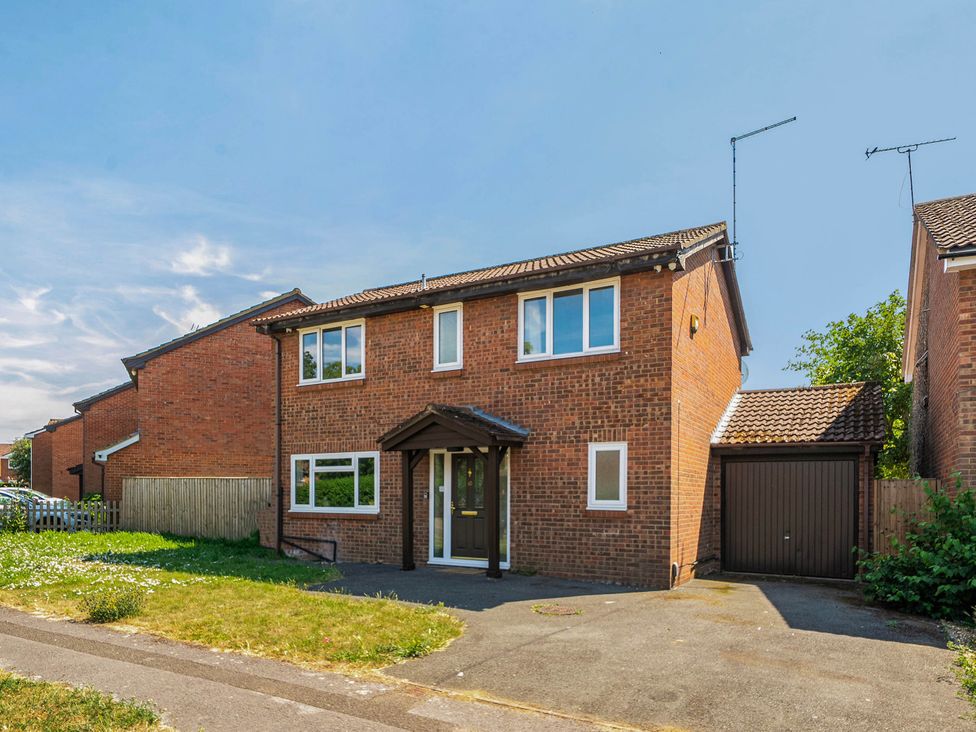 A house with a garage and driveway at Aylesbury Sleeps 6 Parking Central Location Aylesbeare