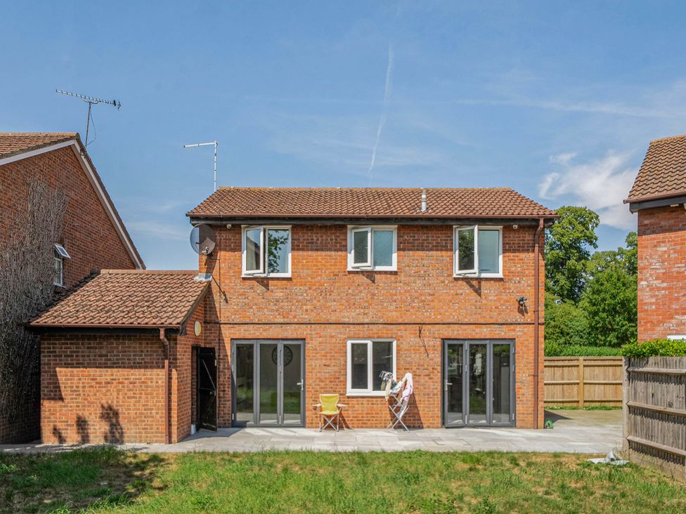 A house with patio and garden at Aylesbury Sleeps 6 Parking Central Location Aylesbeare