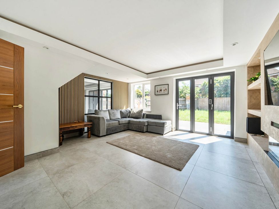 A living room with a sofa and a table at Aylesbury Sleeps 6 Parking Central Location in Aylesbeare