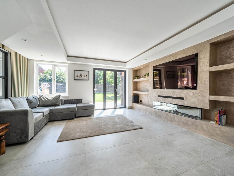 A living room with a sofa and television at Aylesbury Sleeps 6 Parking Central Location Aylesbeare