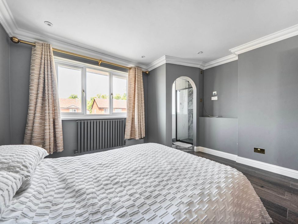 A bedroom with a bed and window at Aylesbury Sleeps 6 Parking Central Location Aylesbeare