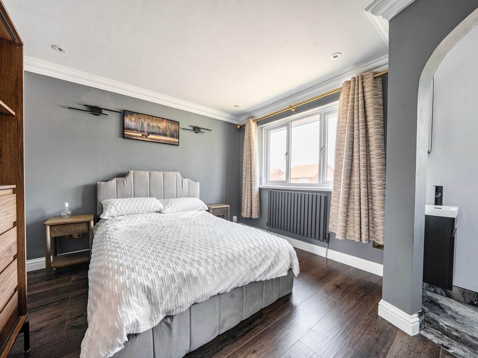 A bedroom with a bed and nightstand at Aylesbury Sleeps 6 Parking Central Location Aylesbeare