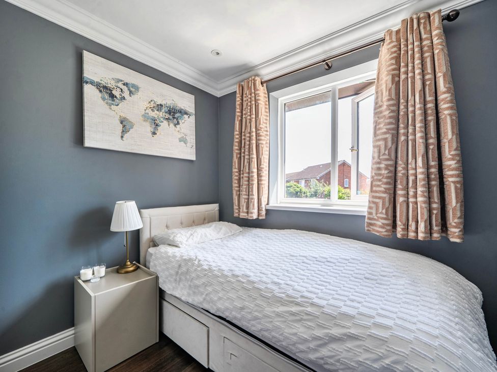 A bedroom with a bed and lamp at Aylesbury Sleeps 6 Parking Central Location Aylesbeare