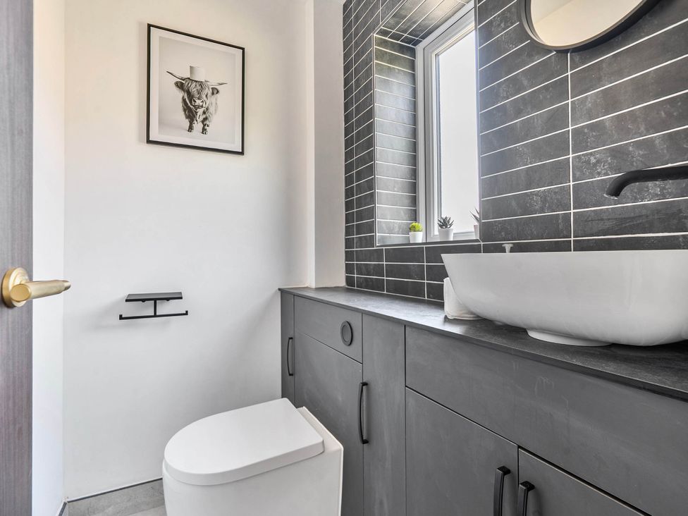 A bathroom with a sink and toilet at Aylesbury Sleeps 6 Parking Central Location in Aylesbeare
