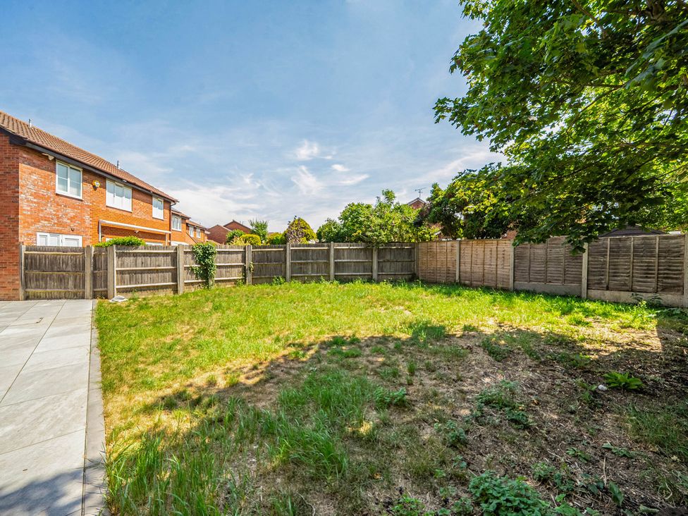 A garden with grass and fences at Aylesbury Sleeps 6 Parking Central Location Aylesbeare