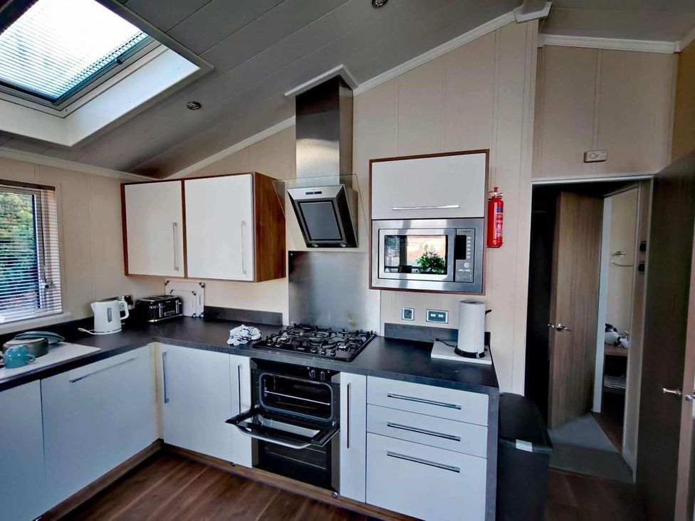 A kitchen with appliances and cabinets at Dunoon 3Bed Lodge Sleeps 6 Pet Friendly Near Dunoon