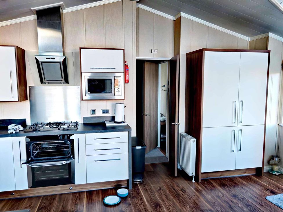 A kitchen with appliances and cabinets at Dunoon 3Bed Lodge Sleeps 6 Pet Friendly near Dunoon