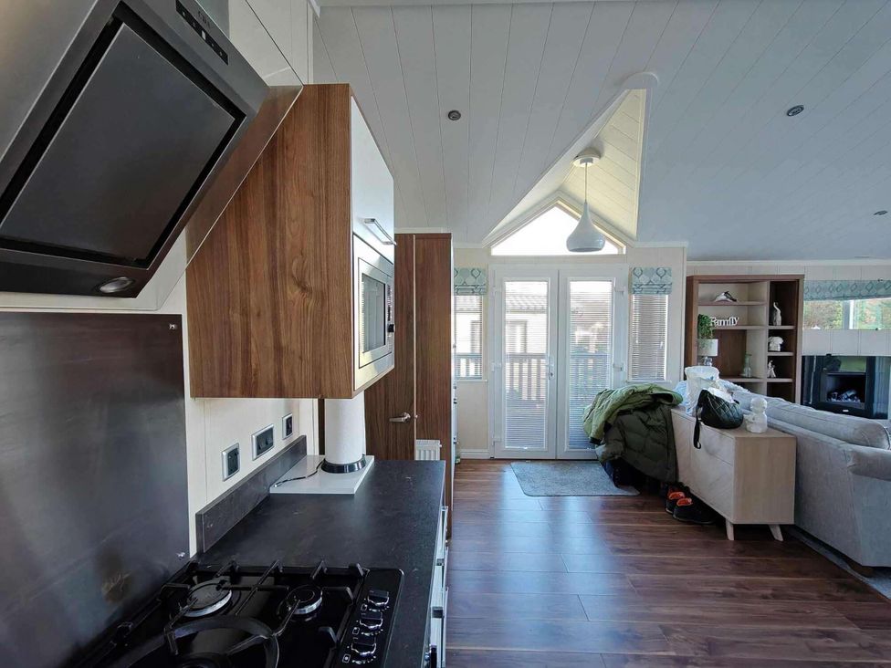 A kitchen with an oven and microwave at Dunoon 3Bed Lodge Sleeps 6 Pet Friendly near Dunoon