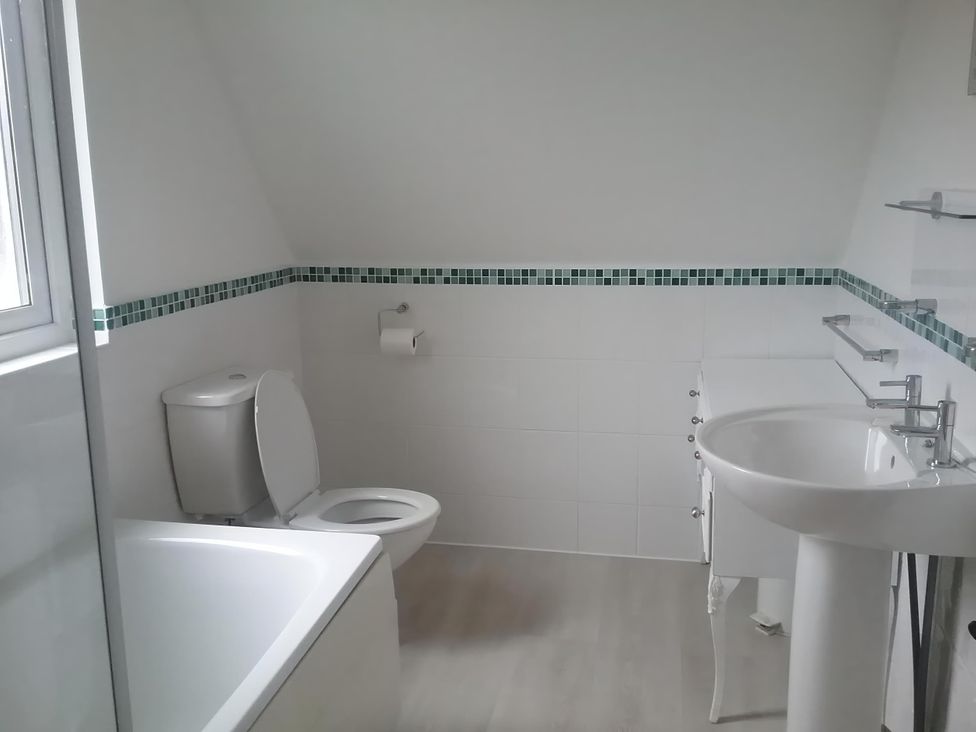 A bathroom with a bathtub, toilet, and sink at Cosy 3 Bedroom House on Cornish estate with pool St Tudy