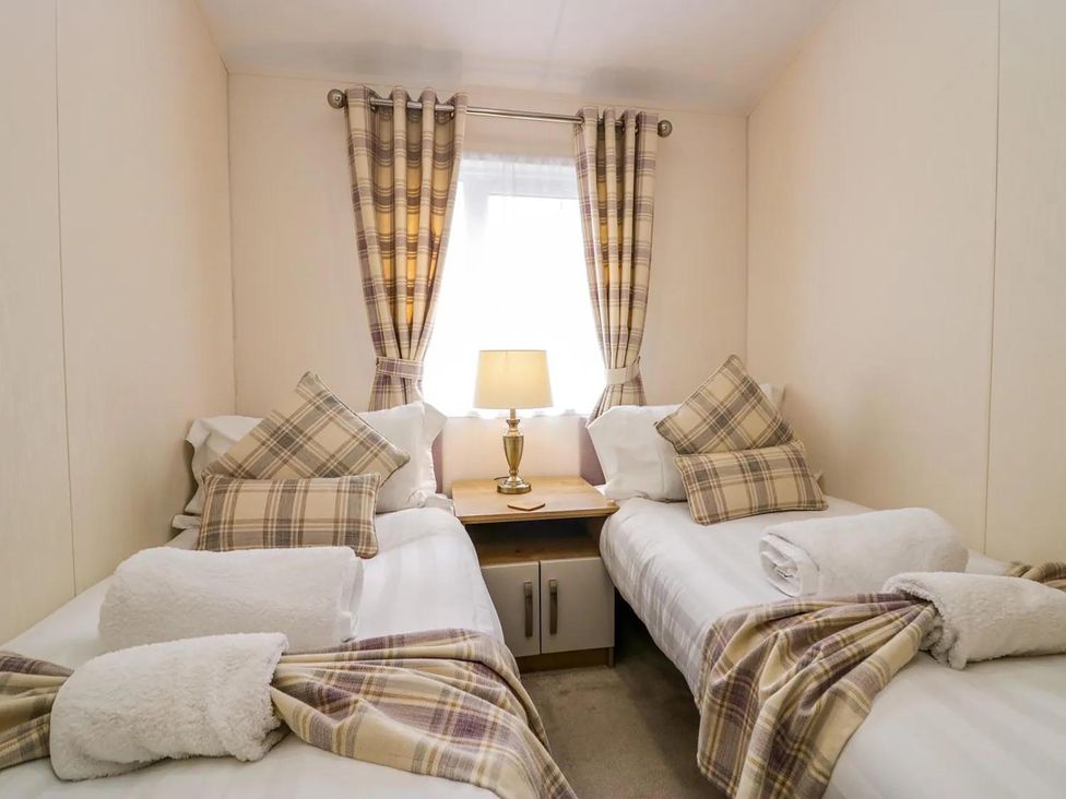 A bedroom with twin beds and a lamp at Lakeland Lodge 3Bed 2 Bath Private Patio in Carnforth