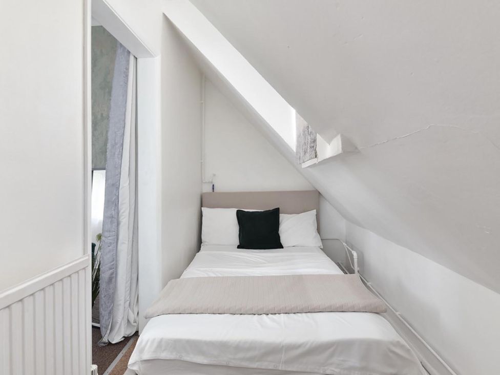 A bedroom with a bed and window at Suspire House Sleeps 6 Garden Bbq Coastal retreat Near Valley