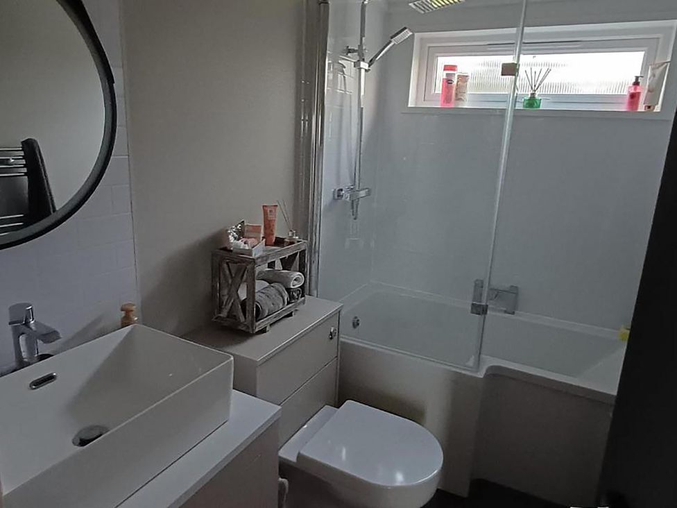 A bathroom with sink, toilet, bathtub, and shower at Malton 2Bed Lodge Sleeps 4 Pet Friendly in Malton