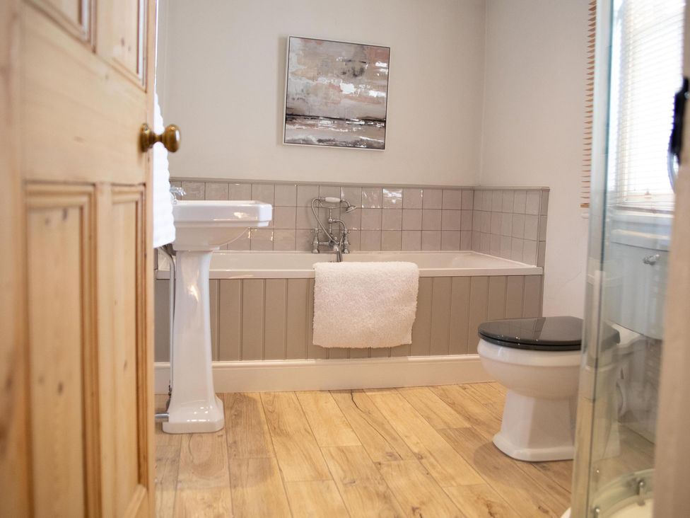A bathroom with a bathtub, sink, and toilet at York Minster 3bed Sleeps 6 Fireplace Free Parking in York