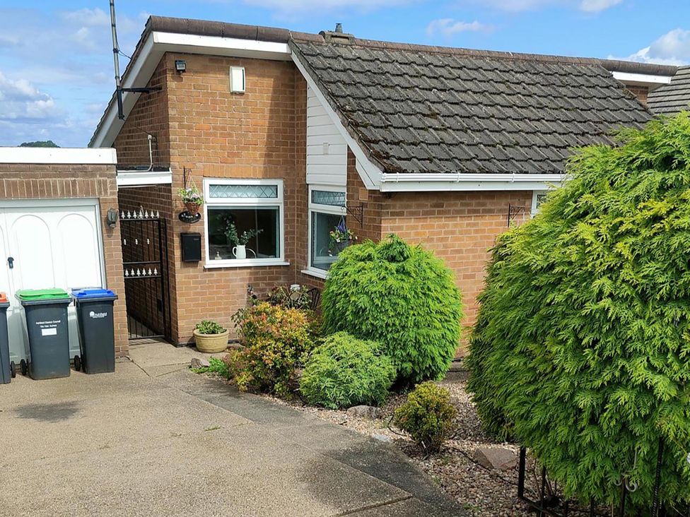 A bungalow with driveway and garden at Split Level Bungalow Sleeps4 Close to walks Stanton Hill