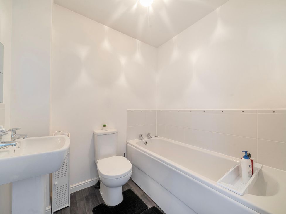 A bathroom with a bath tub, toilet, and sink at House Sleeps 6 Enclosed Garden Pet Friendly in Bridgwater