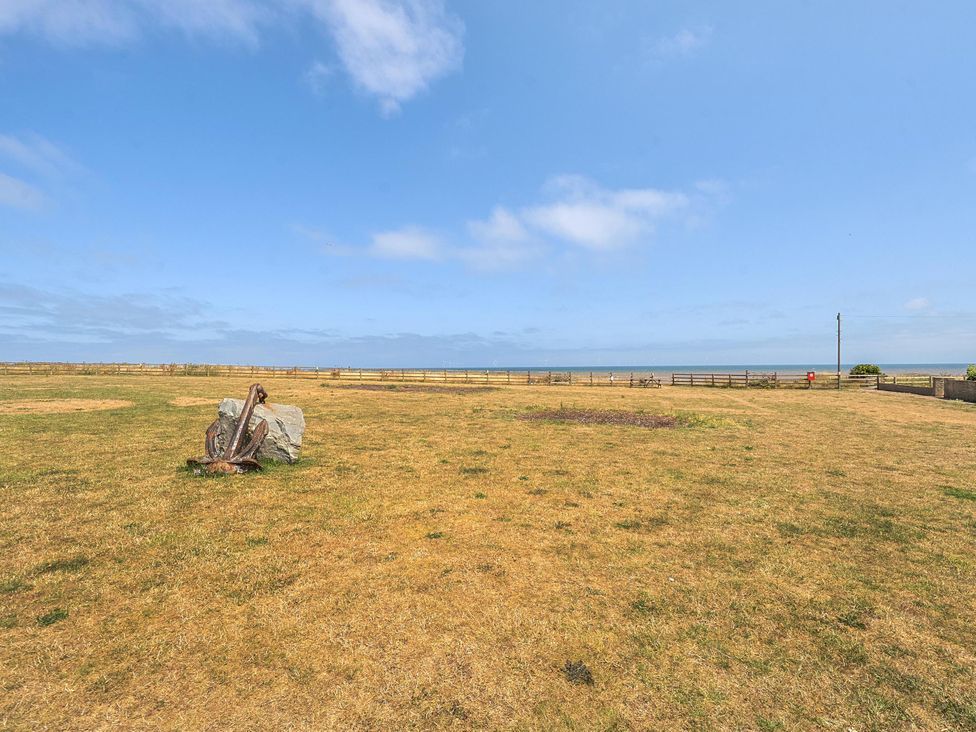 An outdoor area featuring an anchor and stone near the sea at 3 Bed Caravan Sleeps 8 Pets Garden Parking in Hull
