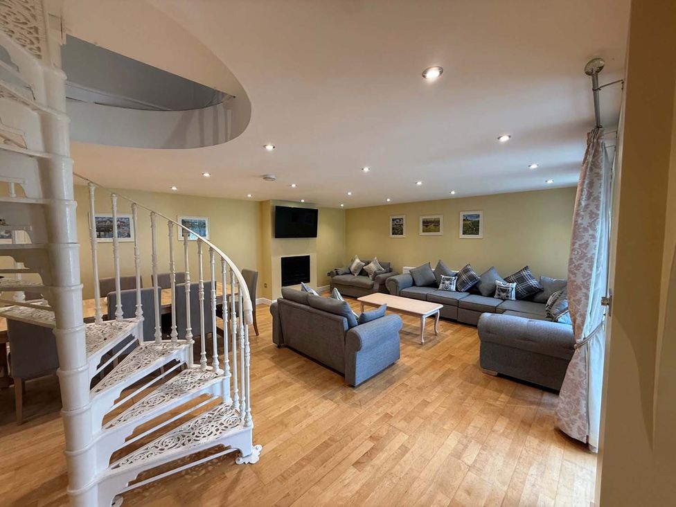 A living room with a sofa set and coffee table at The Old Barn in Manchester