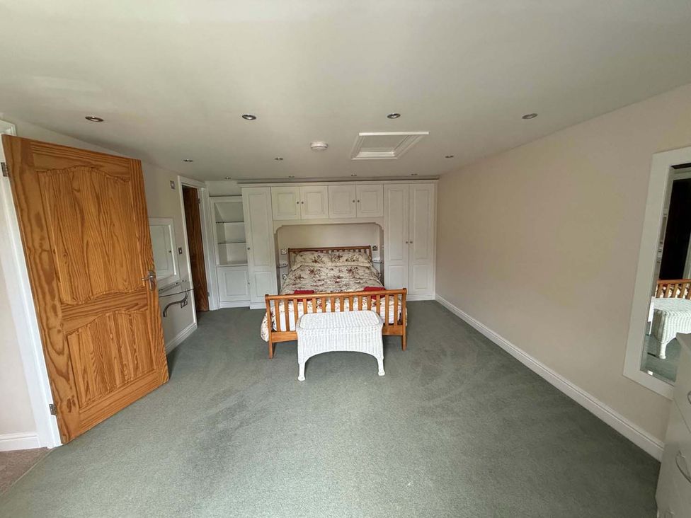 A bedroom with a bed and wardrobe at the property