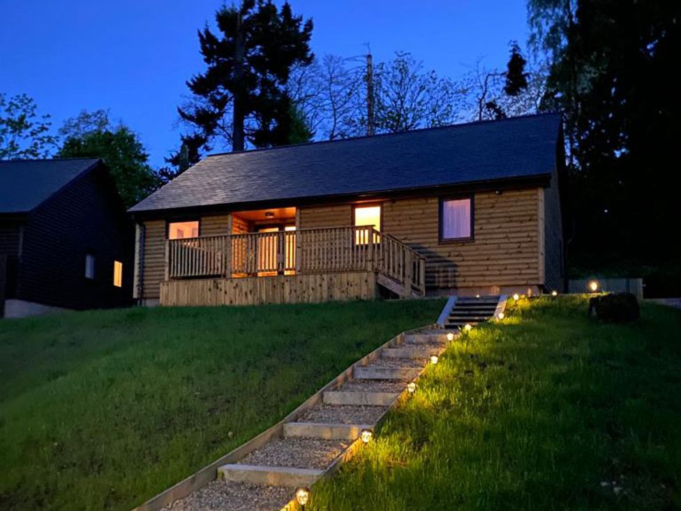A cabin with a deck and walkway at 